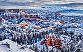 USA, Utah, Bryce Canyon National Park, Buttes und Hoodoos an einem Wintermorgen