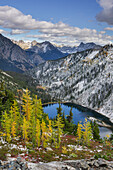 Lake Ann und goldene Lärchen nach herbstlichen Schneefällen. North Cascades, Bundesstaat Washington