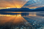 USA, Staat Washington, Seabeck. Sonnenuntergang über Bergen und Hood Canal.