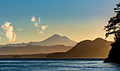 USA, Staat Washington, San-Juan-Inseln. Mount Baker bei Sonnenaufgang.