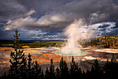 Grand Prismatic spring, Midway Geyser Basin, Yellowstone National Park, Wyoming