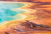 Muster in der Bakterienmatte der Grand Prismatic Spring, Midway Geyser Basin, Yellowstone National Park, Wyoming.