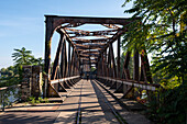 Denkmalgeschützte Hubbrücke, ehemalige Eisenbahnbrücke aus dem Jahr 1848, führt in den Stadtpark Rotehorn, Magdeburg, Sachsen-Anhalt, Deutschland