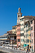 Der Glockenturm und die bunten Häuser von Boccadasse, Genua, Ligurien, Italien.