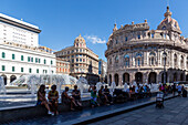 Touristen auf der Piazza de Ferrari, Genua, Ligurien, Italien.