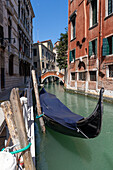 Gondel vertäut in Rio di San Tommaso, Venedig, Venetien, Italien.