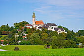 Blick auf das malerische Kloster Andechs im herrlichen Sommerlicht, Bayern, Deutschland