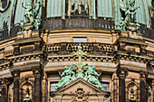 Details an der Westfassade des Berliner Doms mit Kreuz und Figuren, Berlin, Deutschland