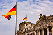 Deutsche Flagge auf halbmast gesetzt am Reichstag in Berlin, Deutschland