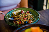 gesunder Mittagssnack in Marrakesh, Marokko, Linsensalat