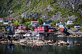 Norwegen, Lofoten, traditionelle rote Häuser am Wasser