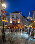 Nachtstraßenszene im Viertel Montmartre in Paris, Frankreich.