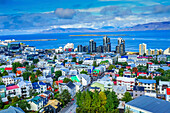 Bunte rot grün blau Häuser Mehrfamilienhäuser Autos Bus Straßen Ozean, Reykjavik, Island.