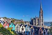 Deck of Card Houses mit St. Colman's Cathedral in Cobh, Irland
