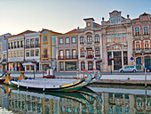 Portugal, Aveiro. Moliceiro-Boote entlang des Hauptkanals von Aveiro