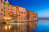 Europa, Kroatien, Rovinj. Sonnenuntergang auf Stadtgebäuden und Hafen