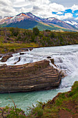 Dieser See befindet sich im Parc Nacional Torres del Paine und hat einen Abfluss durch Felsen, die Stromschnellen bilden.