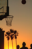 Sonnenuntergangsszenen in der Nähe von Venice Beach, Südkalifornien, USA. Basketballplatz im Freien