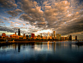 Die Skyline von Chicago schimmert bei Sonnenaufgang über dem Lake Michigan