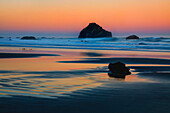 USA, Oregon, Bandon. Sonnenuntergang auf dem Meeresstapel Face Rock