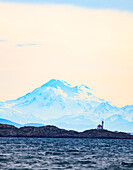 Discovery Island Lighthouse, Victoria, BC gegen Mt. Baker im US-Bundesstaat Washington