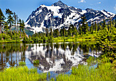 Mount Shuksan spiegelt sich in Picture Lake, Washington, USA