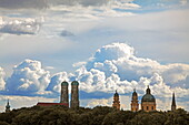 Blick vom Monopteros auf die Frauenkirche und Theatinerkirche, Englischer Garten, München, Bayern, Deutschland