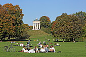 Menschen genießen einen Herbstnachmittag im Englischen Garten, im Hintergrund der Monopteros, München, Oberbayern, Bayern, Deutschland