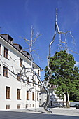 Diskrepanz, Metallbaumskulptur von Roxy Schmerzen vor einem Bürogebäude der Munich Re, Schwabing, München, Oberbayern, Bayern, Deutschland