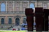 Buscandi la Luz von Eduardo Chillidas im Skulpturenpark des Kunstkarree, im Hintergrund die Alte Pinakothek, Maxvorstadt, München, Oberbayern, Bayern, Deutschland