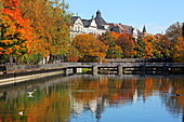 Isarkanal und Altbauten entlang der Widenmayerstrasse im Lehel, München, Bayern, Deutschland