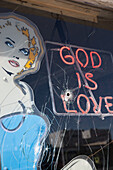 Gott ist Liebe Leuchtreklame auf einem Neonschild, Shop an der ehemaligen Route 66 in Albuquerque, New Mexico, USA