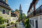 Kanal und Blick auf das Schloss in Cesky Krumlov, Südböhmen, Tschechien