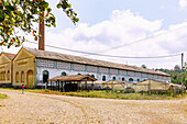 Gebäude der einstigen Palmölfabrik der Roça Água-Izé auf der Insel São Tomé in Westafrika