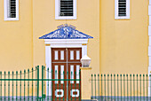 Portal der Kirche Nossa Senhora da Guadelupe mit blau-weißen Azulejo-Fliesen im Ort Guadelupe auf der Insel São Tomé in Westafrika