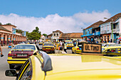 Praça de Taxi im Stadtzentrum von São Tomé auf der Insel São Tomé in Westafrika