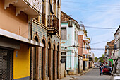Rua de Moçambique mit alten Kolonialbauten in São Tomé auf der Insel São Tomé in Westafrika