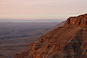 Namibia; Region Karas; Südnamibia; Fish River Canyon; Canyon Nature Park West; bergige Landschaft im rötlichen Dämmerlicht; Blick vom äußeren Westrand aus