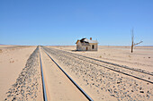 Namibia; Region Karas; Südnamibia; Tsau Khaeb Nationalpark; ehemals Sperrgebiet genannt; verlassener Bahnhof Garub an der Straße nach Lüderitz