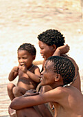 Namibia; Region Erongo; Zentralnamibia; San Living Museum; San Frauen und Kind