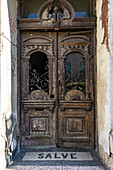 Alte Tür mit Schnitzereien in der Altstadt von Tiflis, der Hauptstadt von Georgien
