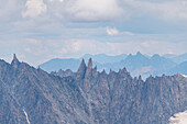 Blick von der Aiguille du Midi auf die Aiguilles Ravanell und Mummery, Vallée de Chamonix-Mont-Blanc, Le Mont-Blanc, Bonneville, Haute-Savoie, Auvergne-Rhône-Alpes, Frankreich