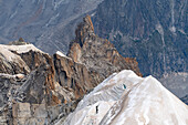 Blick von der Aiguille du Midi auf eine Felsnadel, Vallée de Chamonix-Mont-Blanc, Le Mont-Blanc, Bonneville, Haute-Savoie, Auvergne-Rhône-Alpes, Frankreich