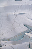 Bergsteiger auf gespurtem Weg vom Mont Blanc kommend, Vallée de Chamonix-Mont-Blanc, Le Mont-Blanc, Bonneville, Haute-Savoie, Auvergne-Rhône-Alpes, Frankreich