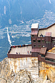 Blick auf die Bergstation Aiguille du Midi, Vallée de Chamonix-Mont-Blanc, Le Mont-Blanc, Bonneville, Haute-Savoie, Auvergne-Rhône-Alpes, Frankreich