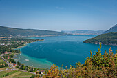 Blick von oben auf den Lac d'Annecy, Annecy, Haute-Savoie, Auvergne-Rhône-Alpes, Frankreich