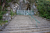 Treppenaufgang zur Grotte der heiligen Muttergottes von See, Annecy, Haute-Savoie, Auvergne-Rhône-Alpes, Frankreich