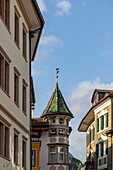 Die Häuser der Altstadt unter blauem Himmel, Bozen, Südtirol, Italien