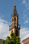 Glockenturm der Kathedrale unter bewölktem Himmel, Bozen, Südtirol, Italien