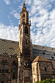 Dach und Glockenturm der Kathedrale, Bozen, Südtirol, Italien